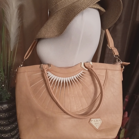 Stylish π Purse πΈππ
- Picture 2 of 3